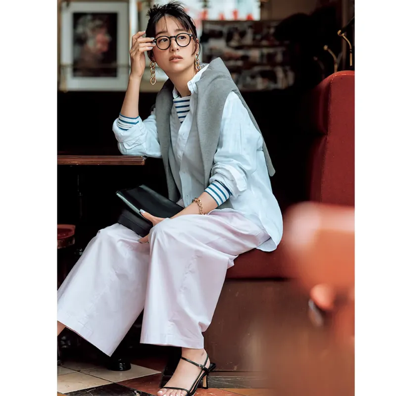 白のリネンシャツを羽織り、ボーダートップスと黒パンツを合わせたコーデ