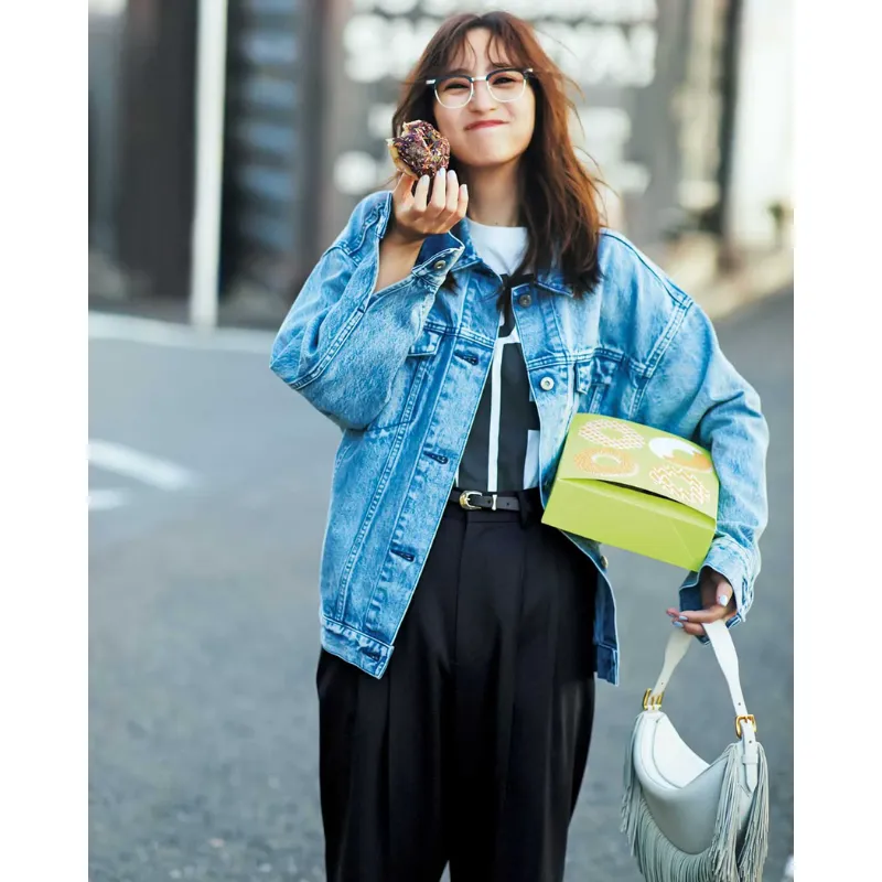 ウォッシュ加工デニムジャケットをロゴTシャツと黒パンツに重ねたモノトーンコーデ