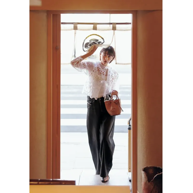 カットワークレースの可愛げブラウスを黒デニムに合わせたコーデ