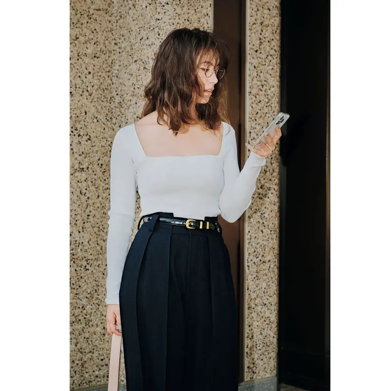 スクエアネックトップスとワイドパンツを合わせたパンツスタイル