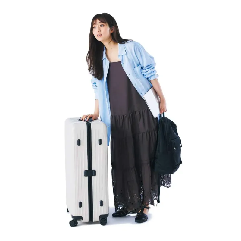 白のリネンシャツを羽織り、キャミワンピとグルカサンダルを合わせたコーデ