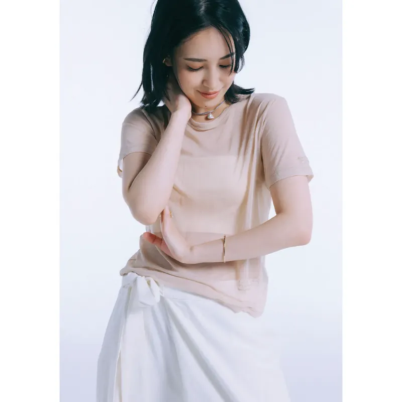 ベージュのシアーTシャツにリネンワイドパンツを合わせたコーデ