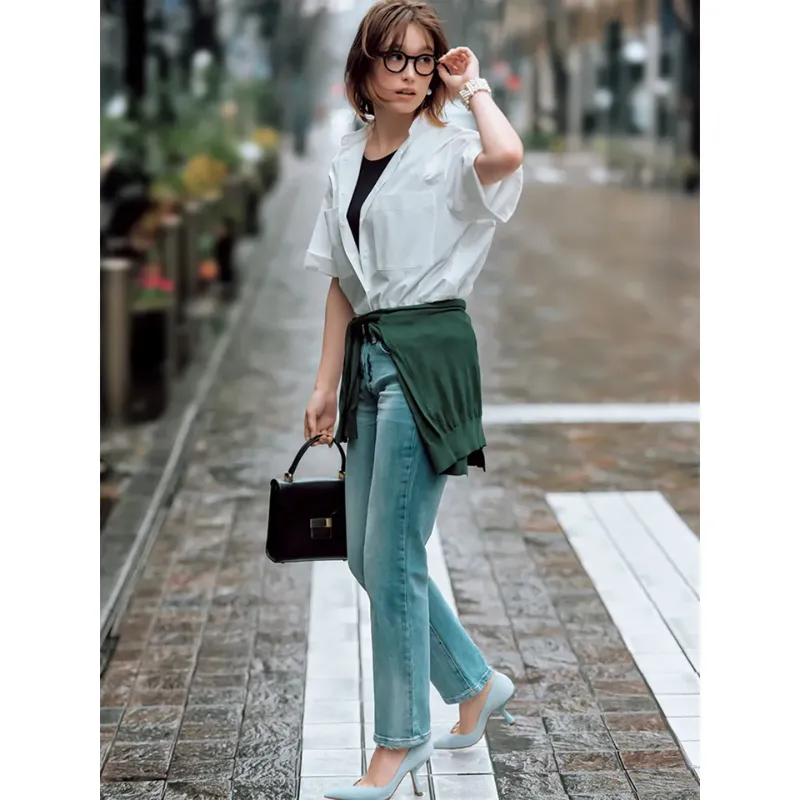 半袖白のタイプライターシャツをデニムパンツとヒールに合わせたコーデ