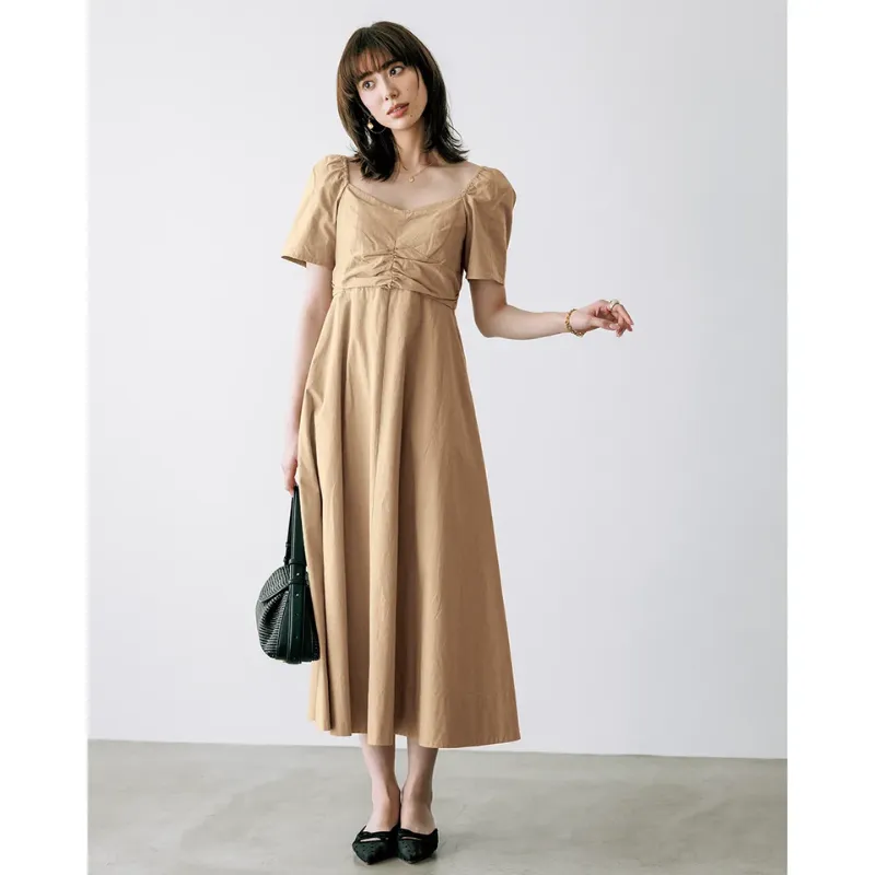 コットンドレスに小さなバッグとミュールを合わせたスタイル