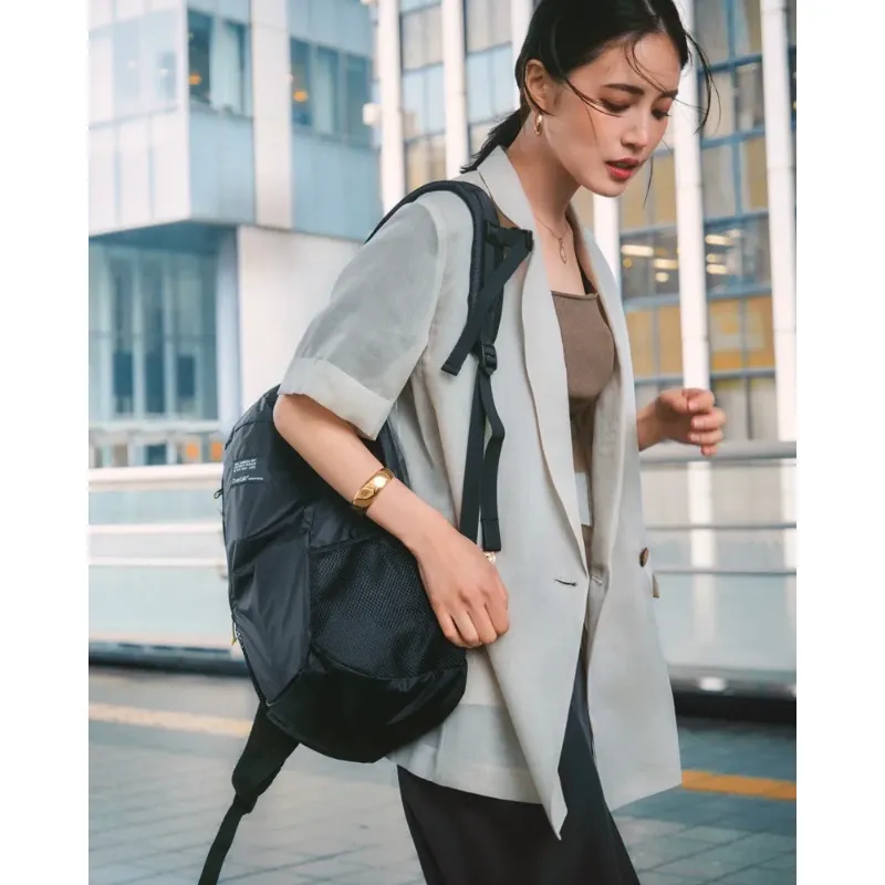 ゆるめのシアージャケットにスクエアネックニットとIラインスカートを合わせたコーデ