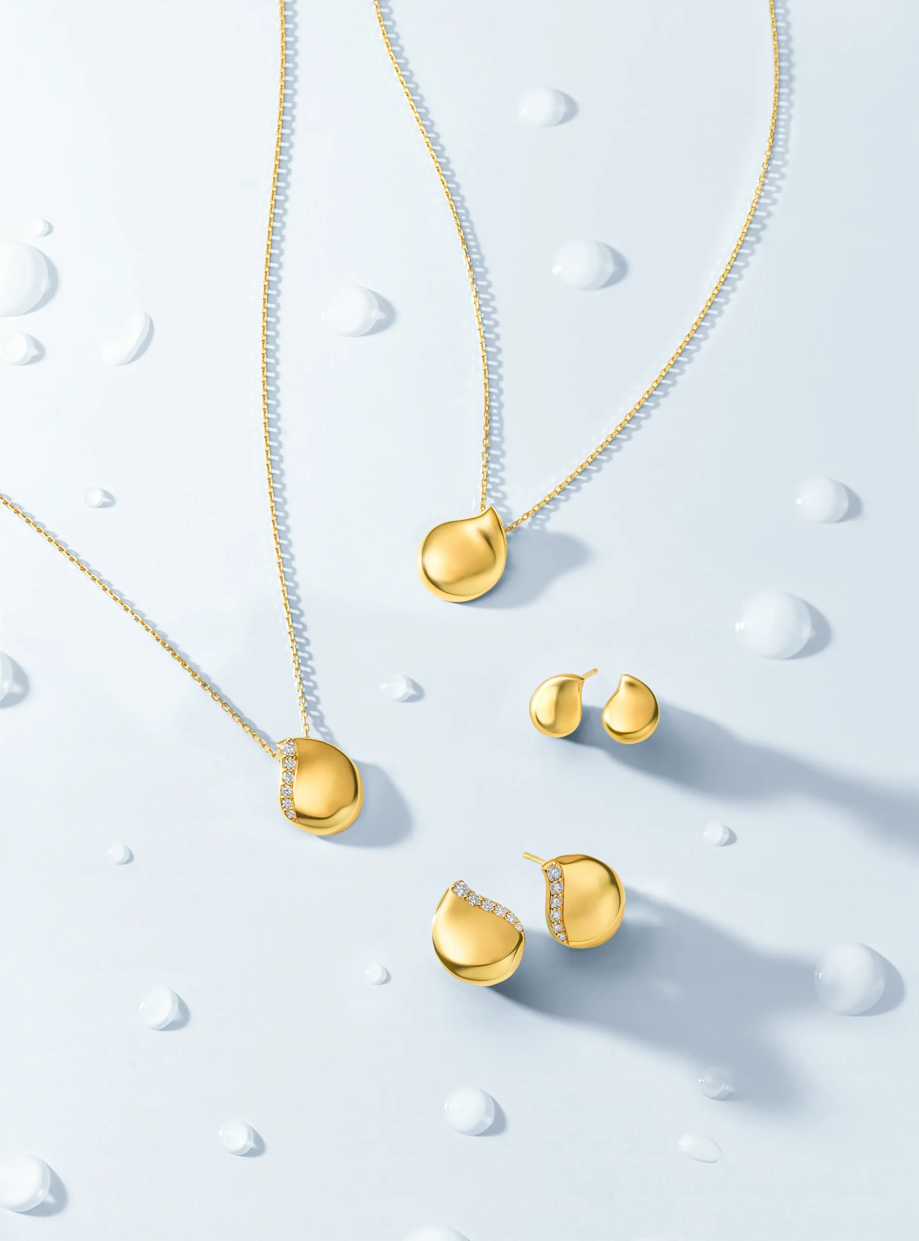 ギンザタナカのネックレス2本とピアス2個が並んでいる様子。