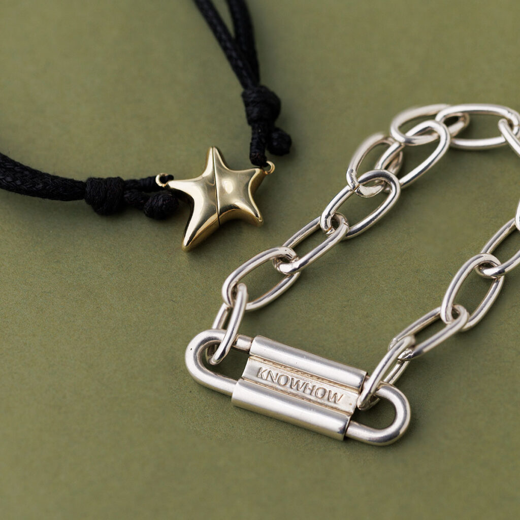 ノウハウのブレスレットとコードネックレス