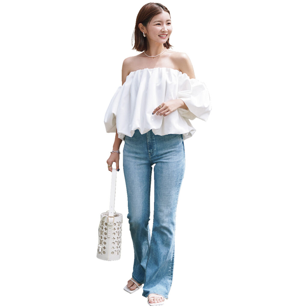 オフショルトップスとデニムのコーデ