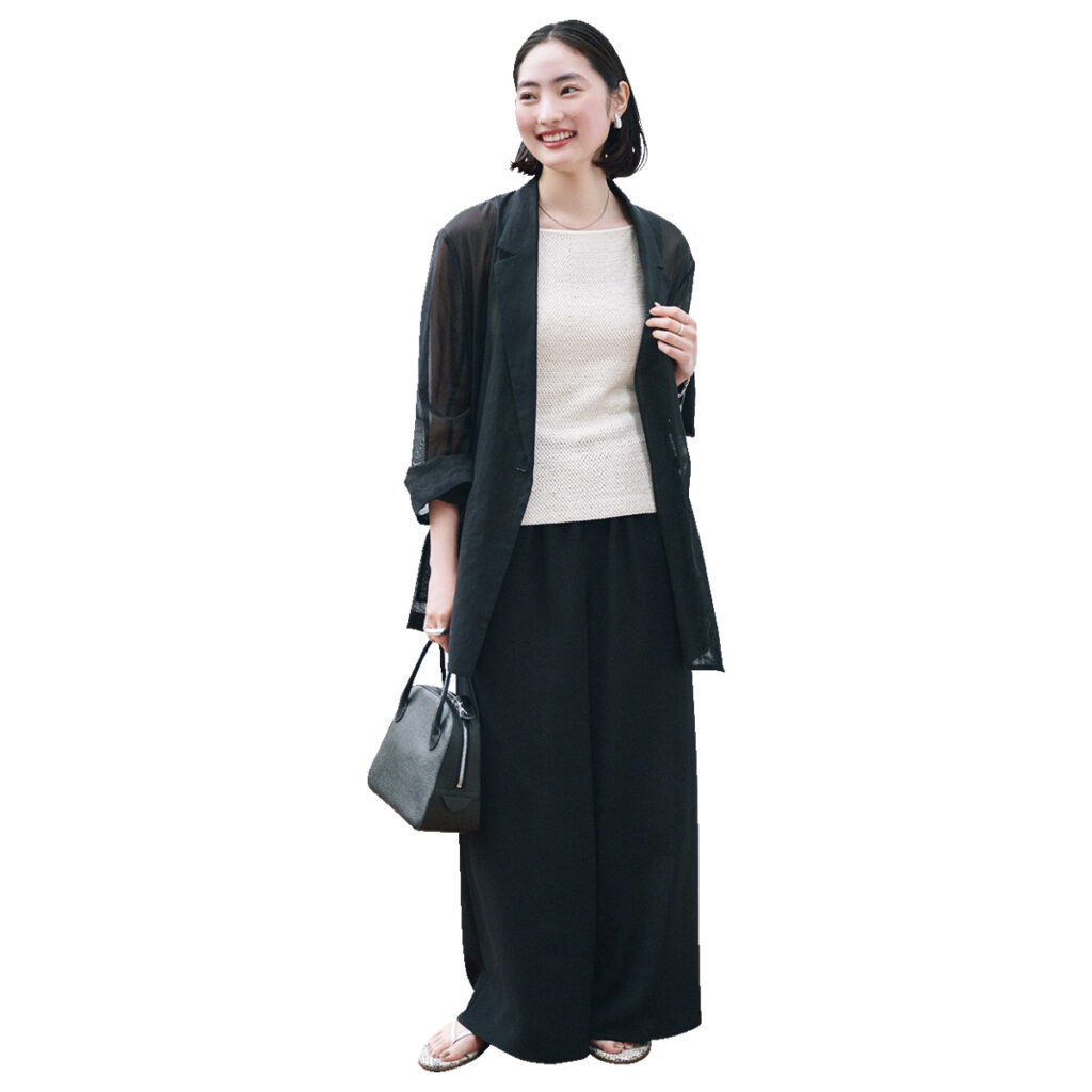 シアージャケットとスカートのモノトーンコーデ