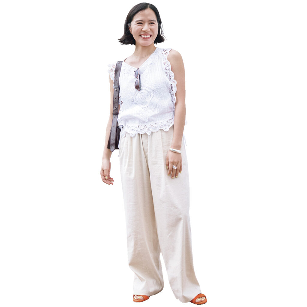 レーストップスとゆるパンツのワントーンコーデ