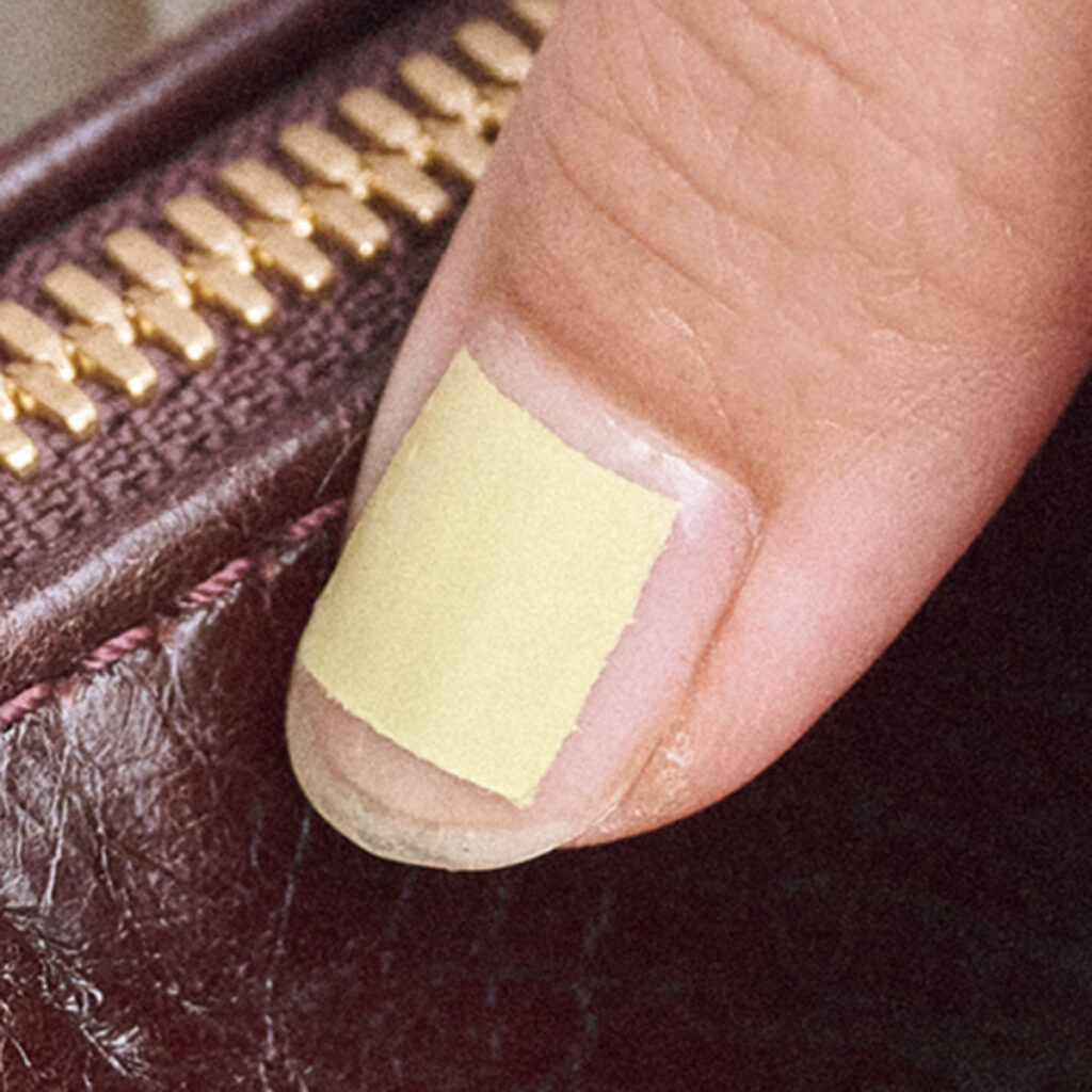 マニキュリストのグリーンナチュラル ネイルカラー ミモザ のスクエアネイル