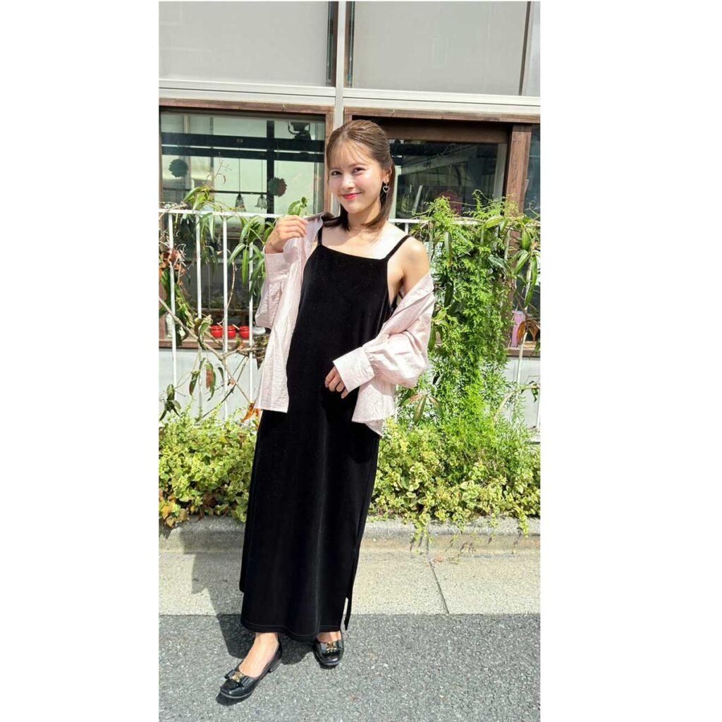 キャミワンピにシャツを羽織ったコーデ