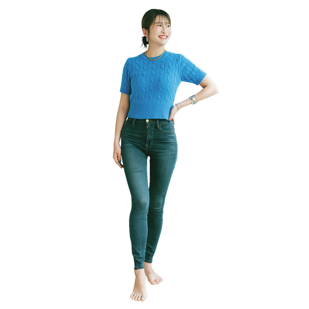 ブルーの半袖ニットとスキニーデニムのコーデ