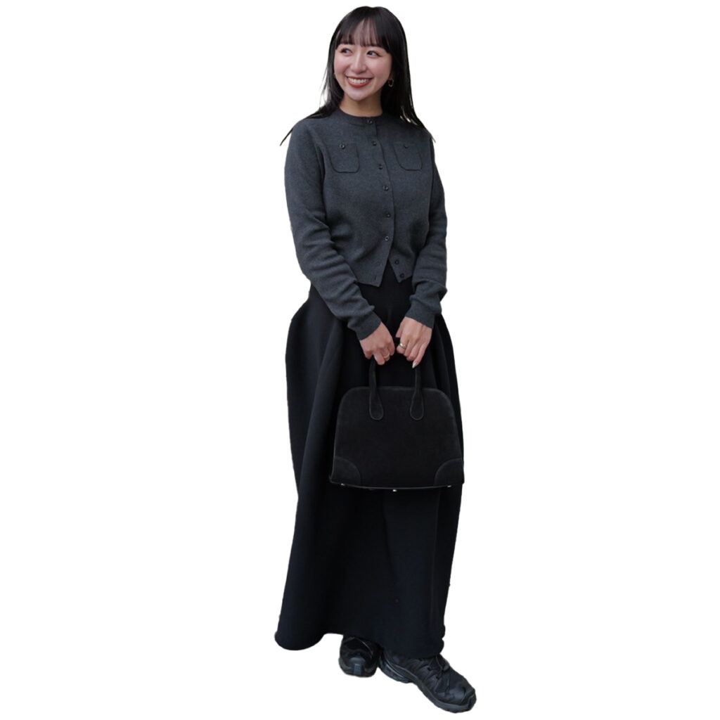 カーディガンとスカートのコーデ