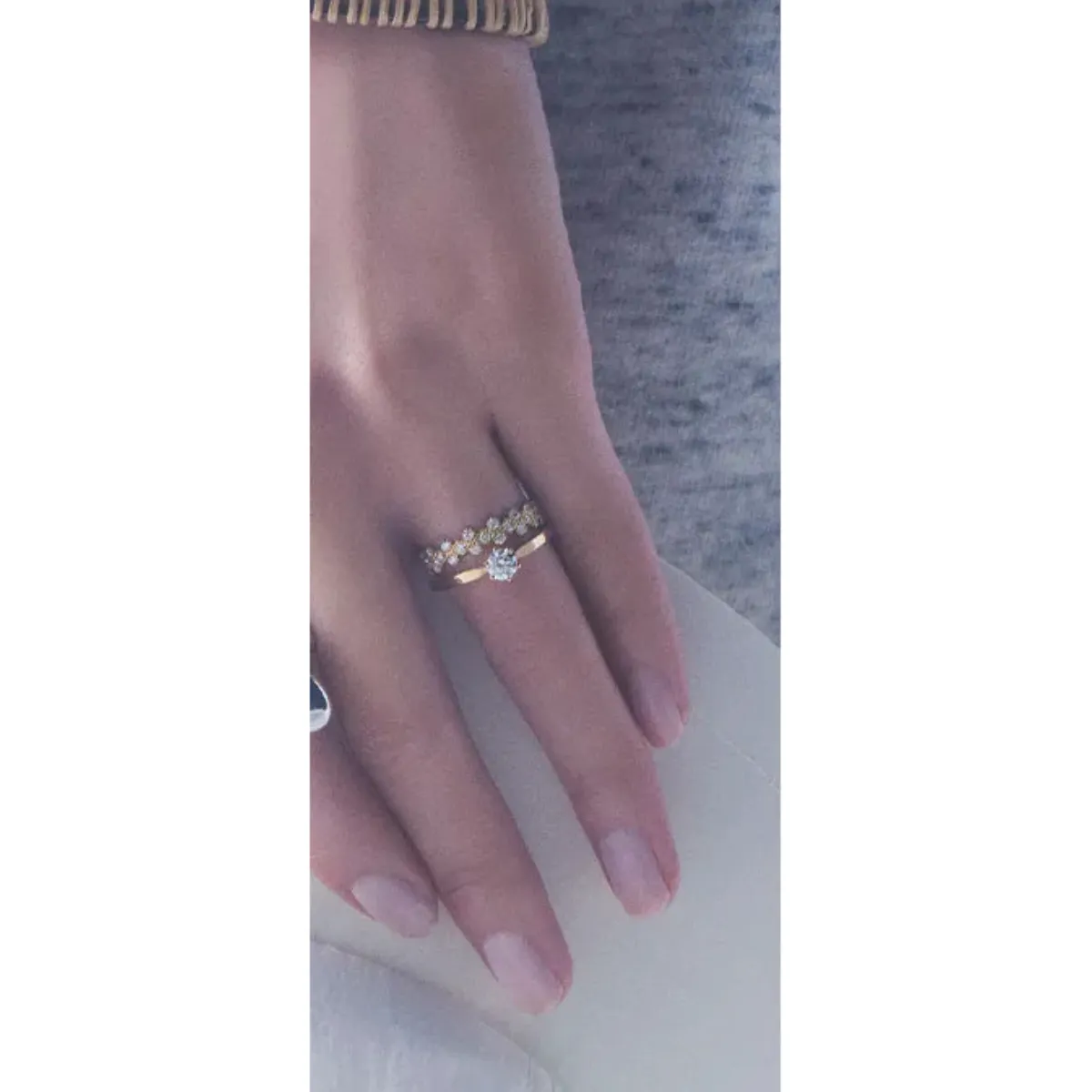 アーカーのリングをつけた宮本茉由さんの手元。