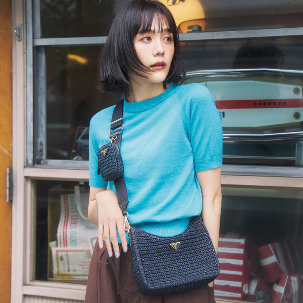 ブルートップスとブラウンワイドパンツのコーデ