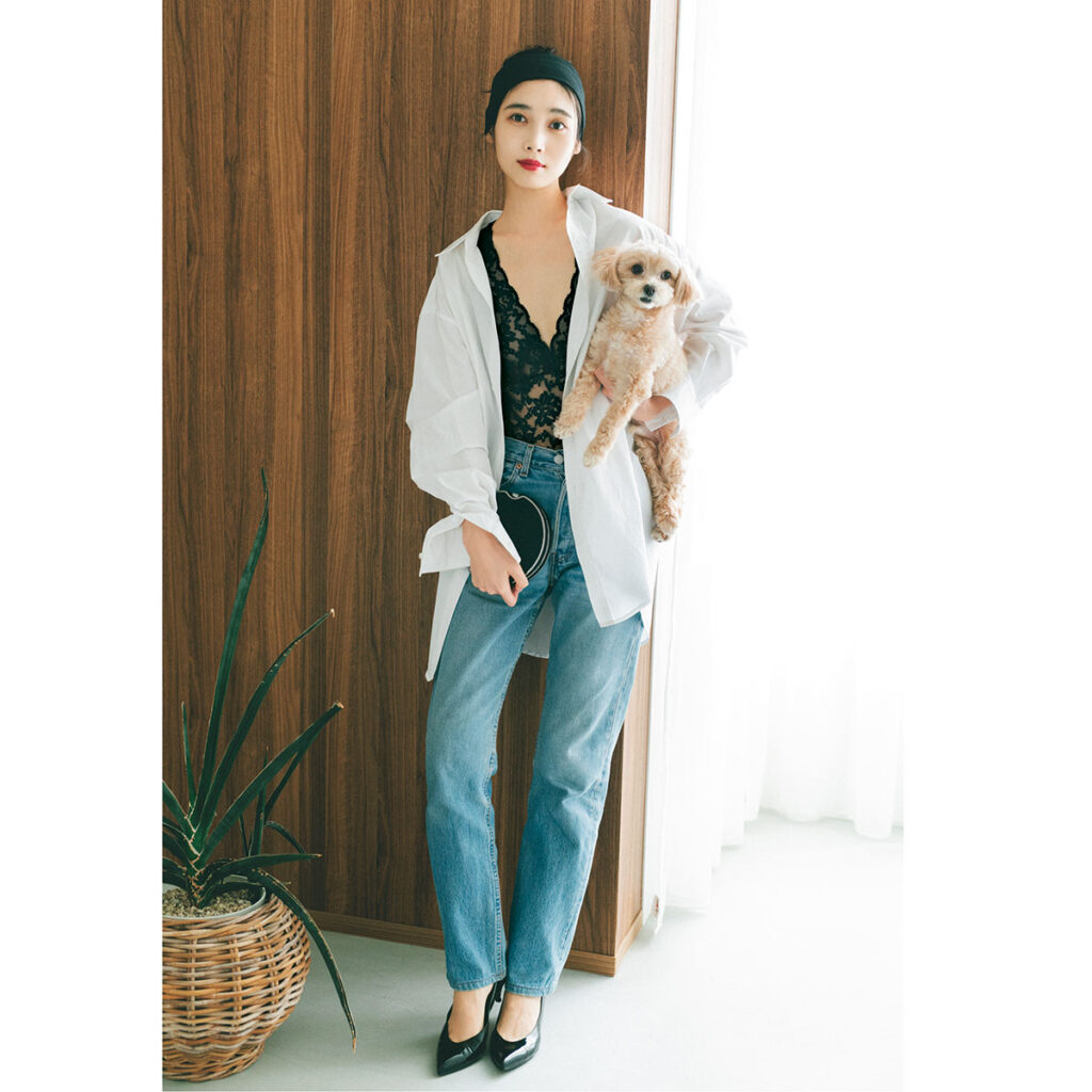 黒レースキャミと白シャツとデニムのコーデ