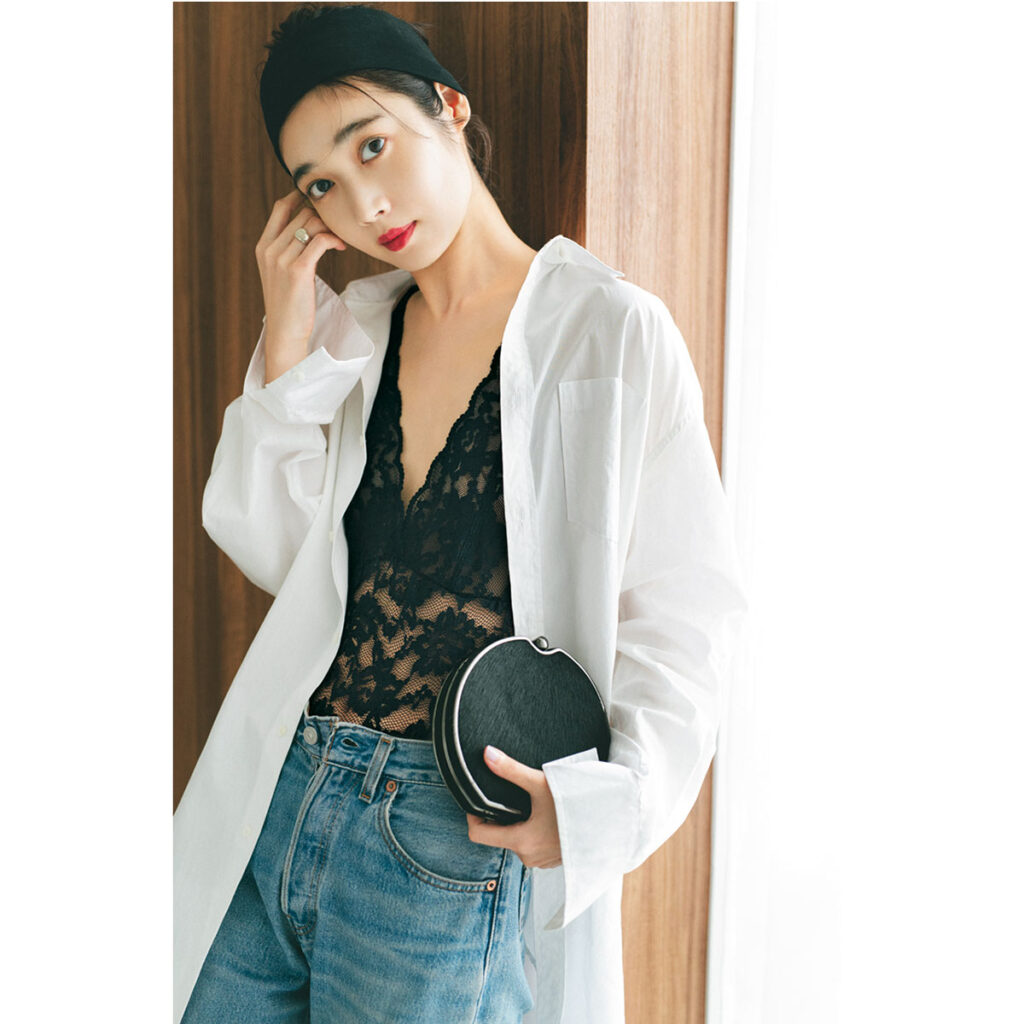 黒レースキャミと白シャツとデニムのコーデ