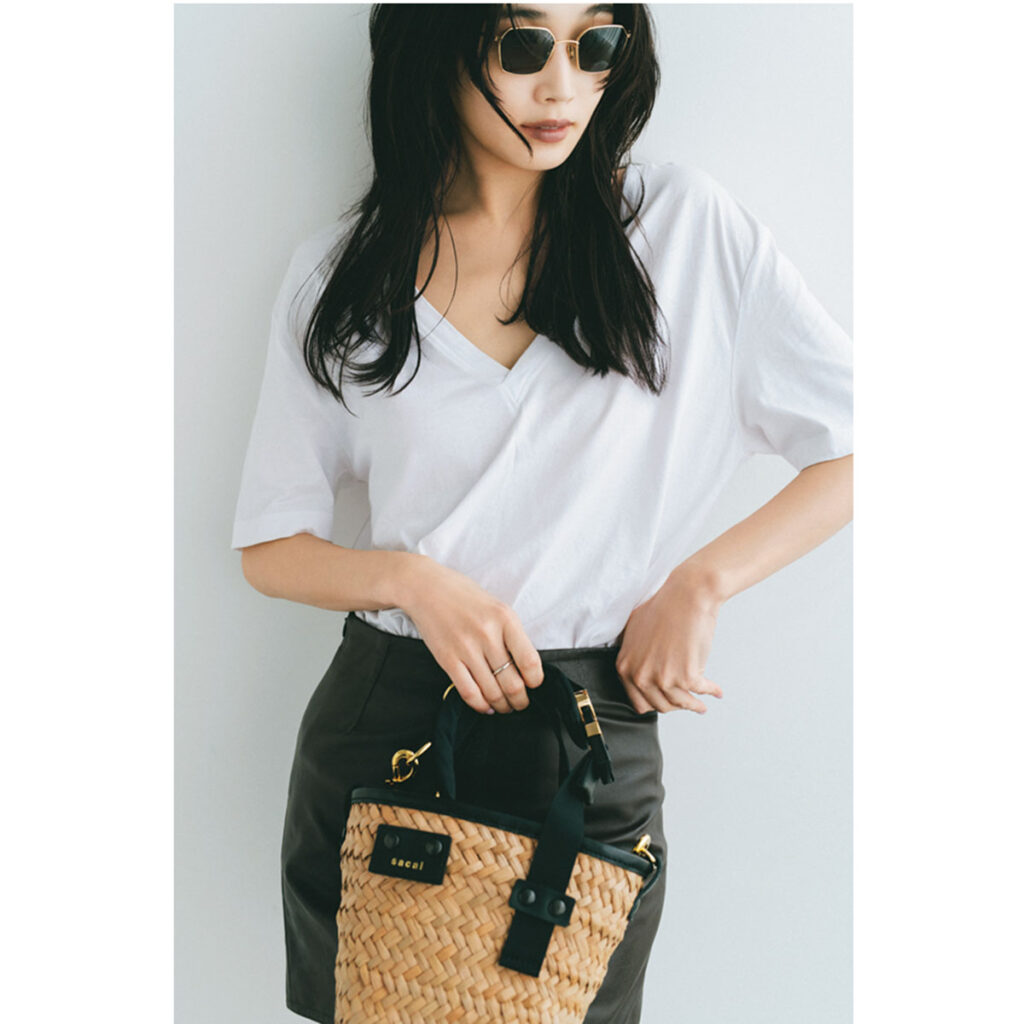 Vネックの白Tとレザーミニのコーデ