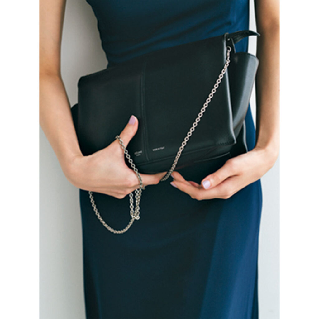 黒のチェーンバッグ