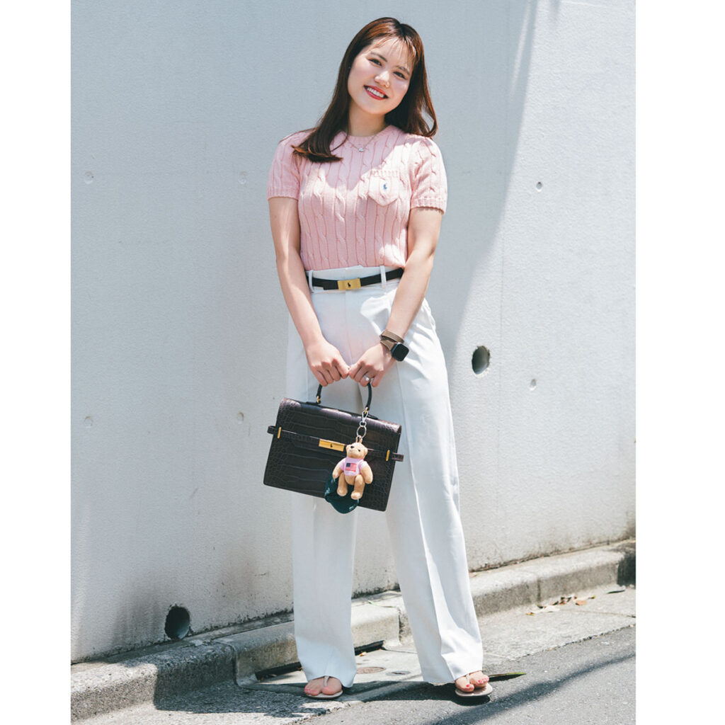 ラルフのピンクニットに白パンツのコーデ