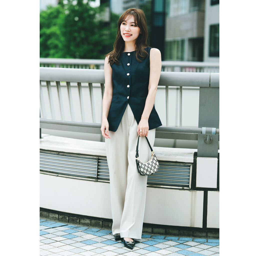 フロントボタンノースリトップスにワイドパンツのコーデ