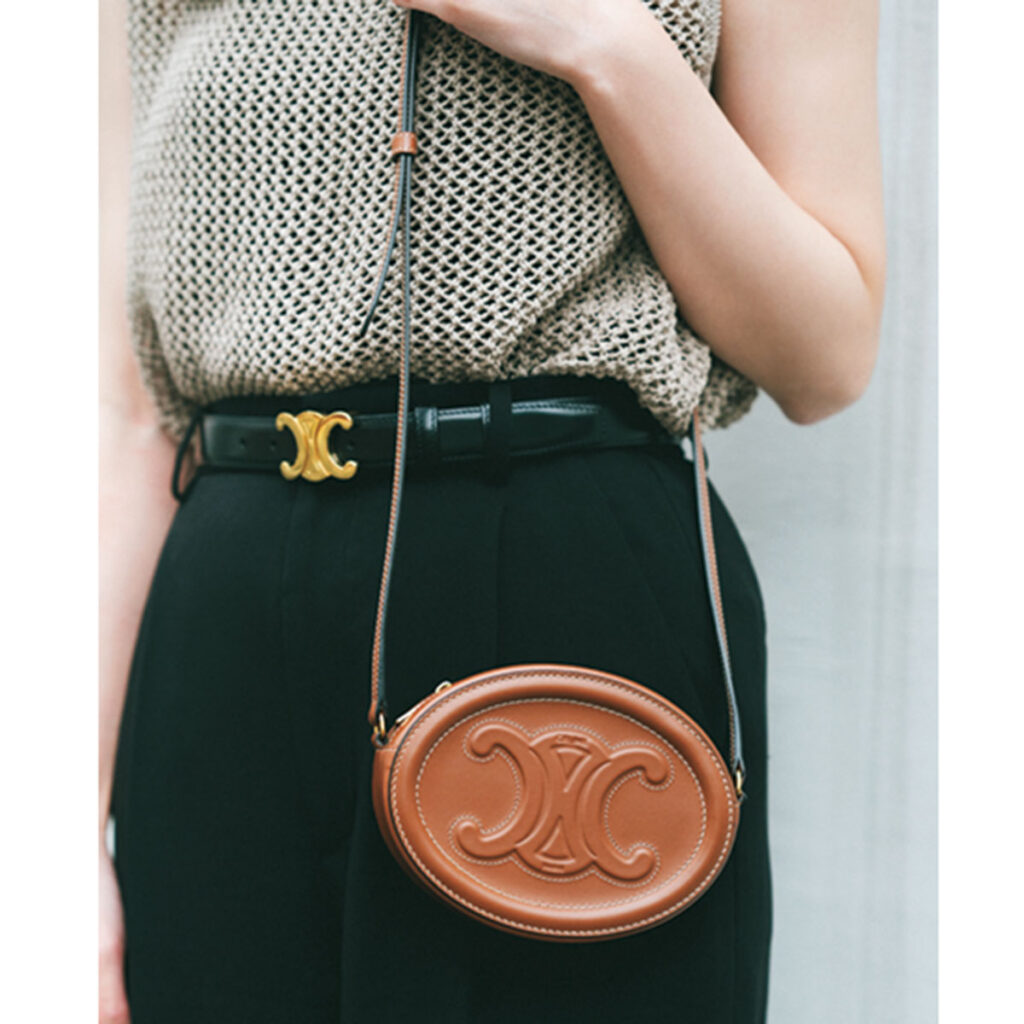 セリーヌのロゴベルトとバッグ