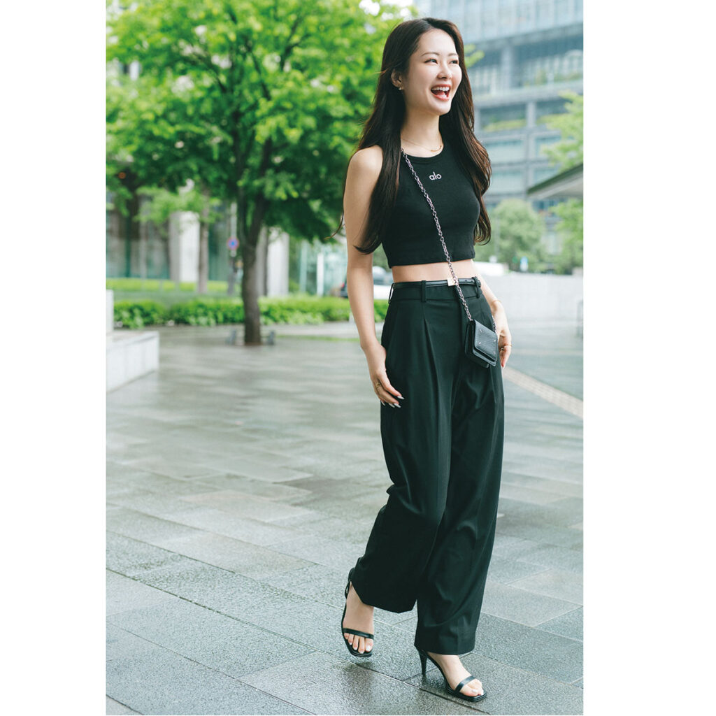 ミニ丈タンクにパンツのオールブラックコーデ