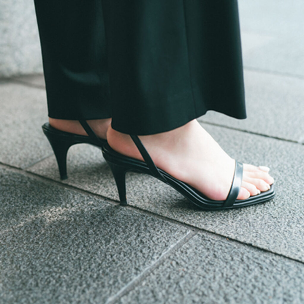 黒のヒールサンダル