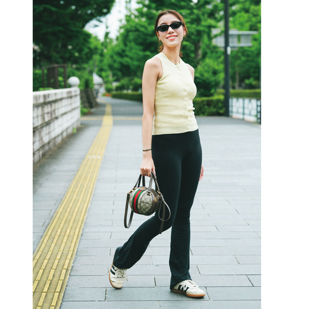 レモンイエローのノースリーブにレギンスパンツのコーデ