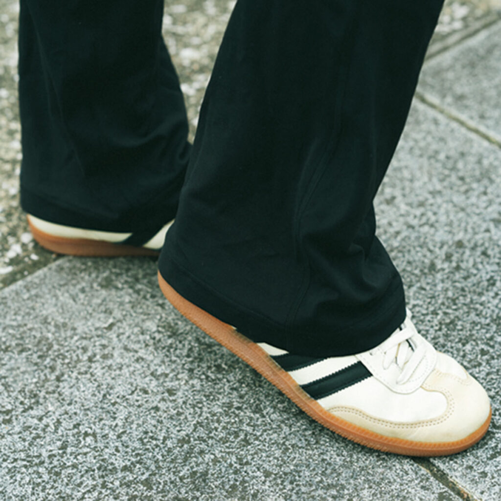 アディダスのスニーカー