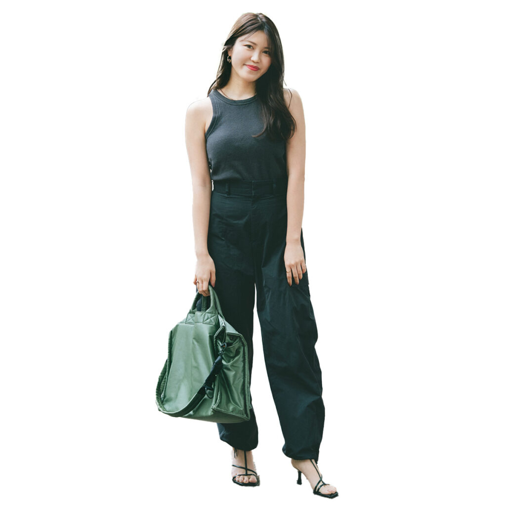 アメスリタンクとボンタンシルエットのナイロンパンツとストラップサンダルのコーデ