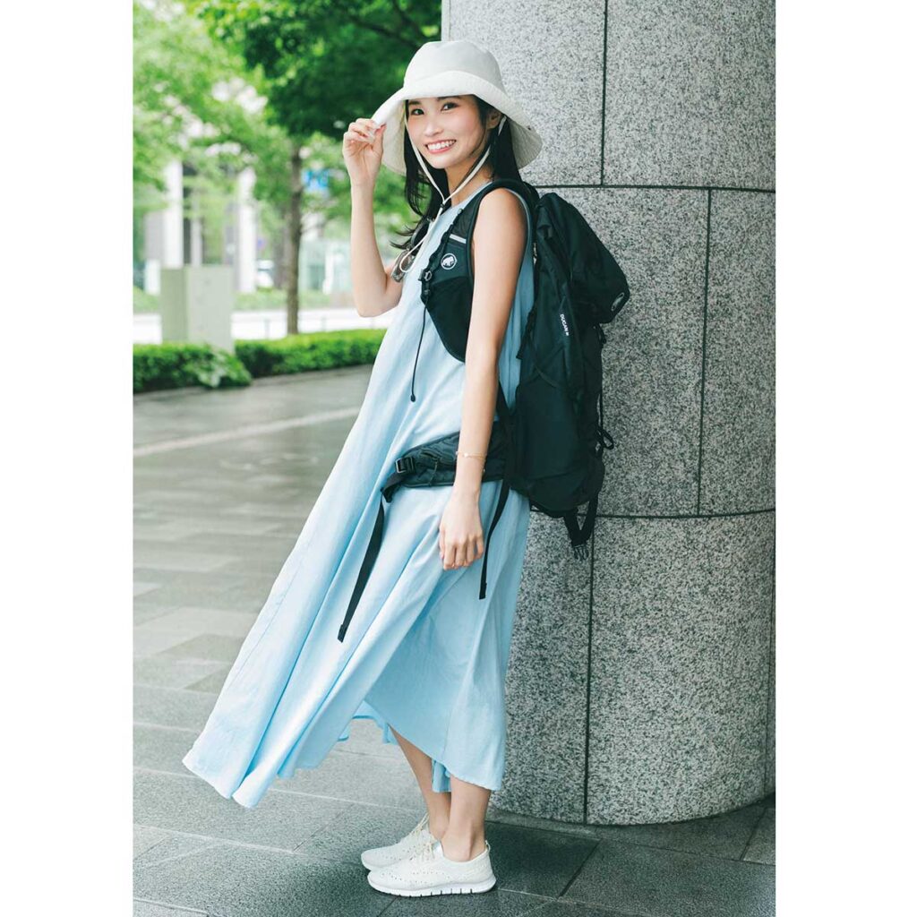 ブルーワンピースにリュックのカジュアルコーデ