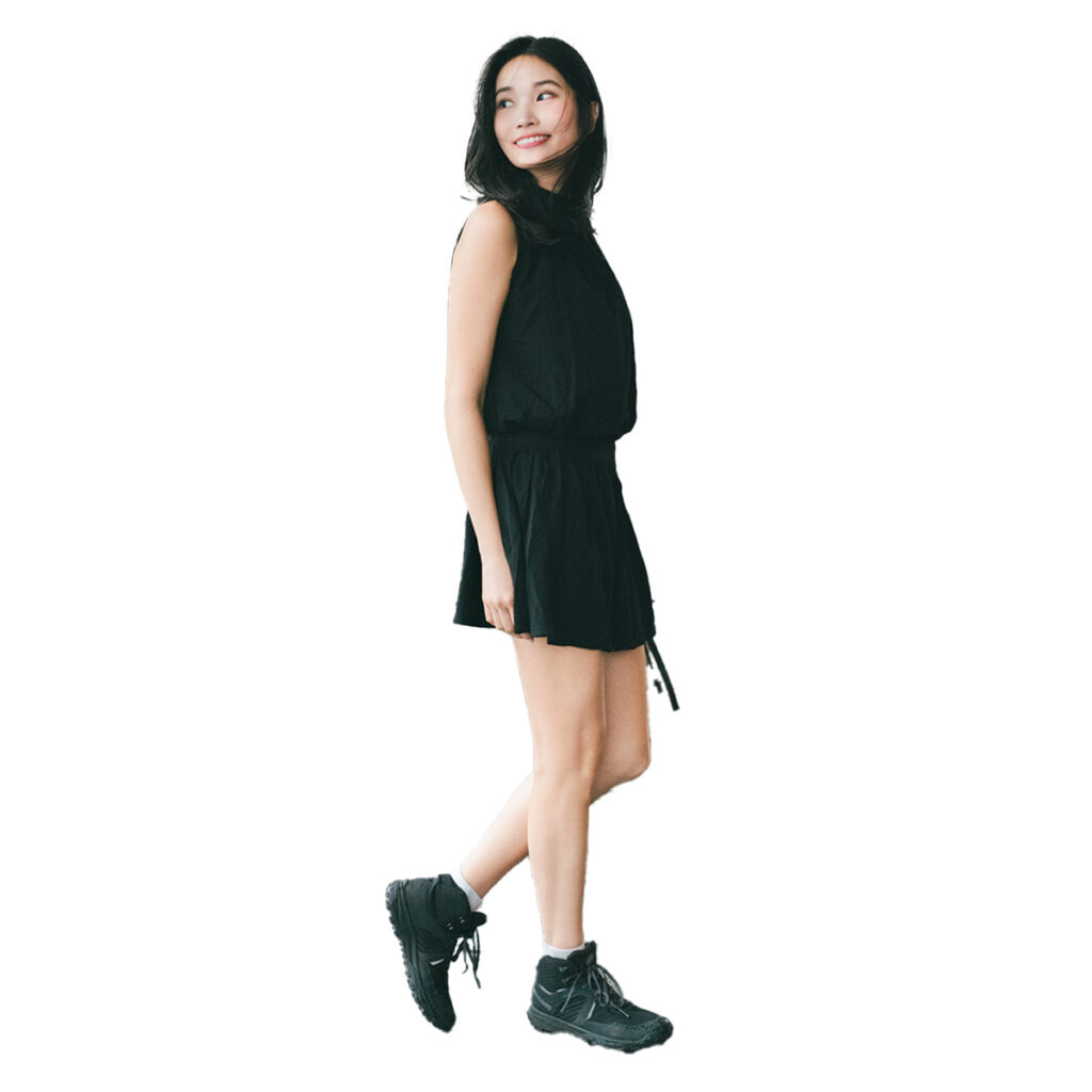 ノースリーブにミニ丈パンツのオールブラックコーデ