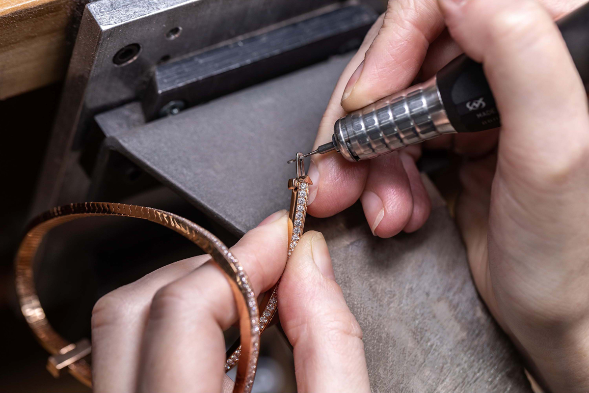 ティファニー　ティファニー T　ジュエリー職人のクラフツマンシップ