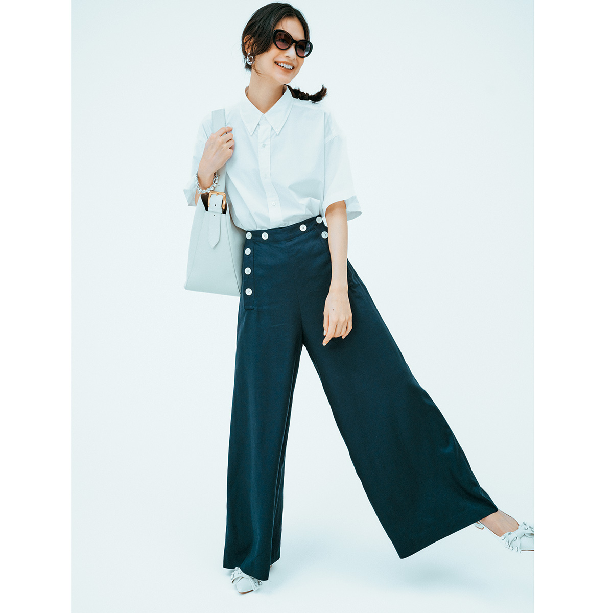 ボタンダウンの半袖シャツにワイドパンツのコーデ