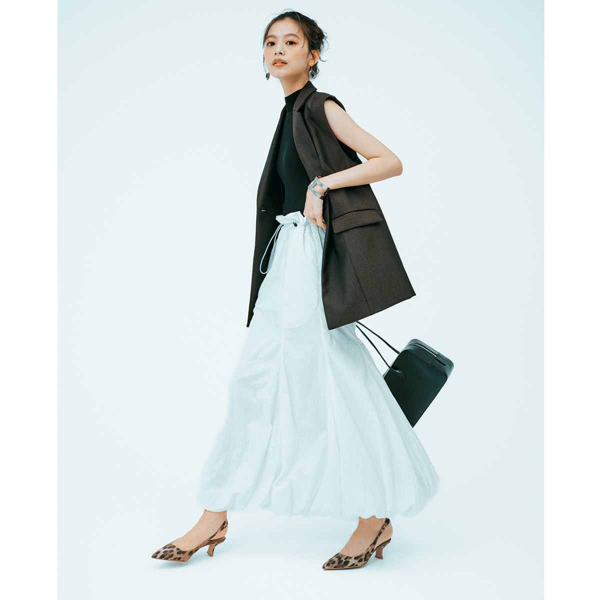 ジレと白のバルーンスカートのコーデ