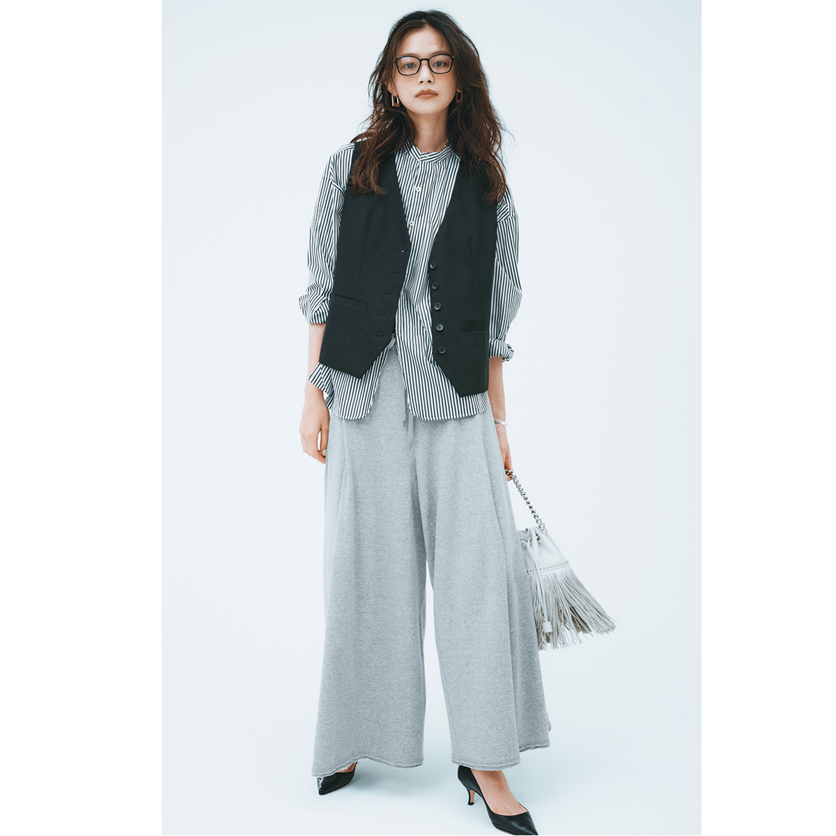 フレアスウェットパンツとシャツのコーデ