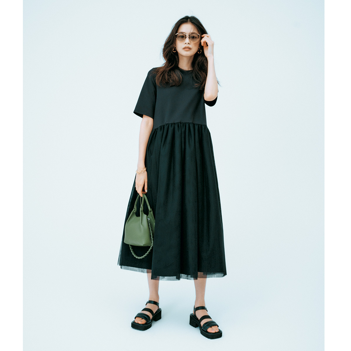 チュールデザインの黒ワンピコーデ