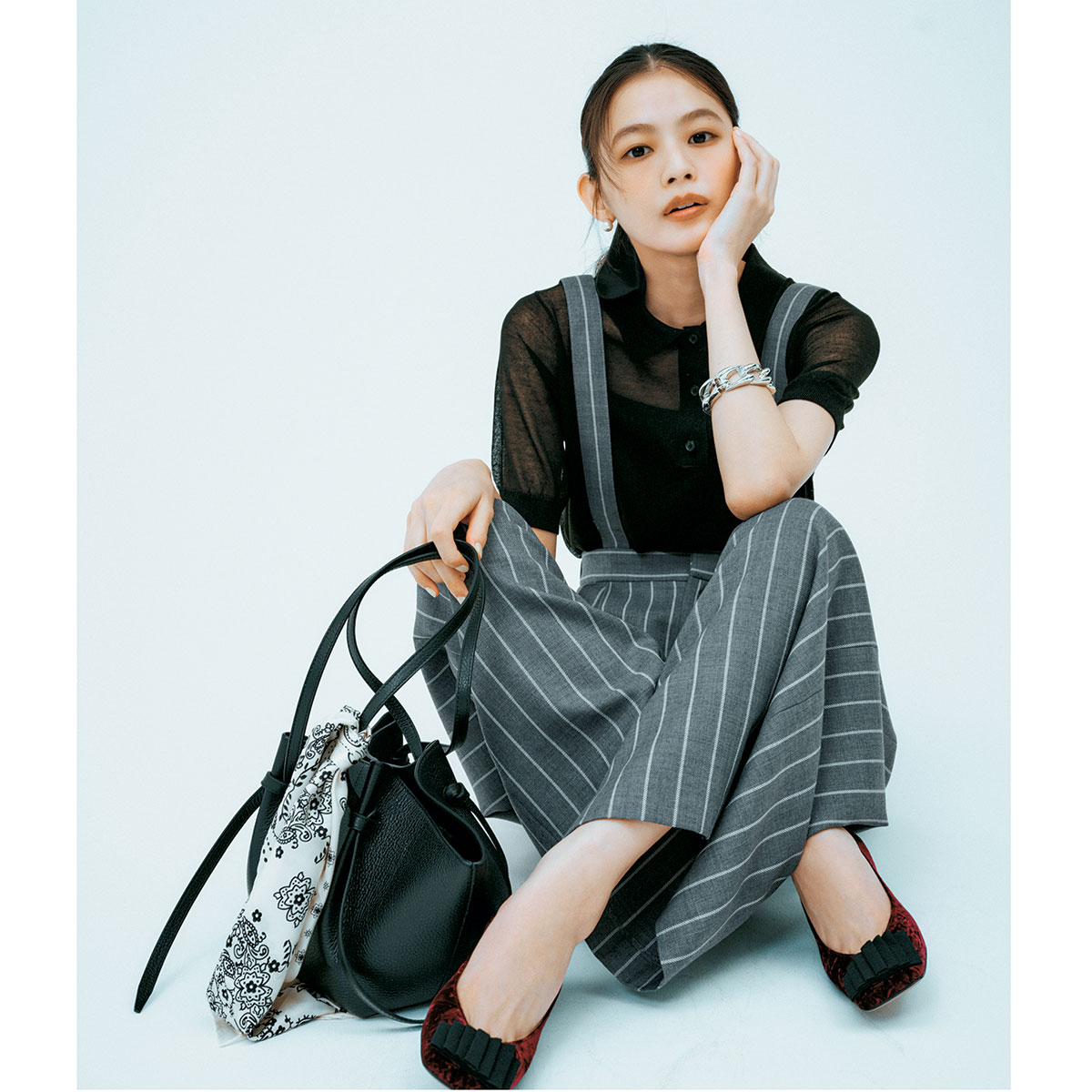 透け感ニットポロとグレーのストライプパンツのコーデ