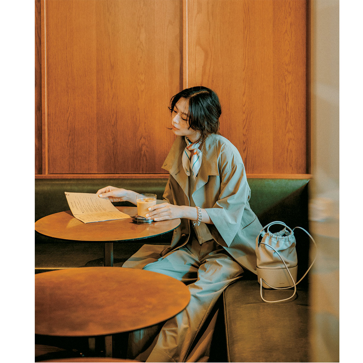 トレンチライクなセットアップのコーデ