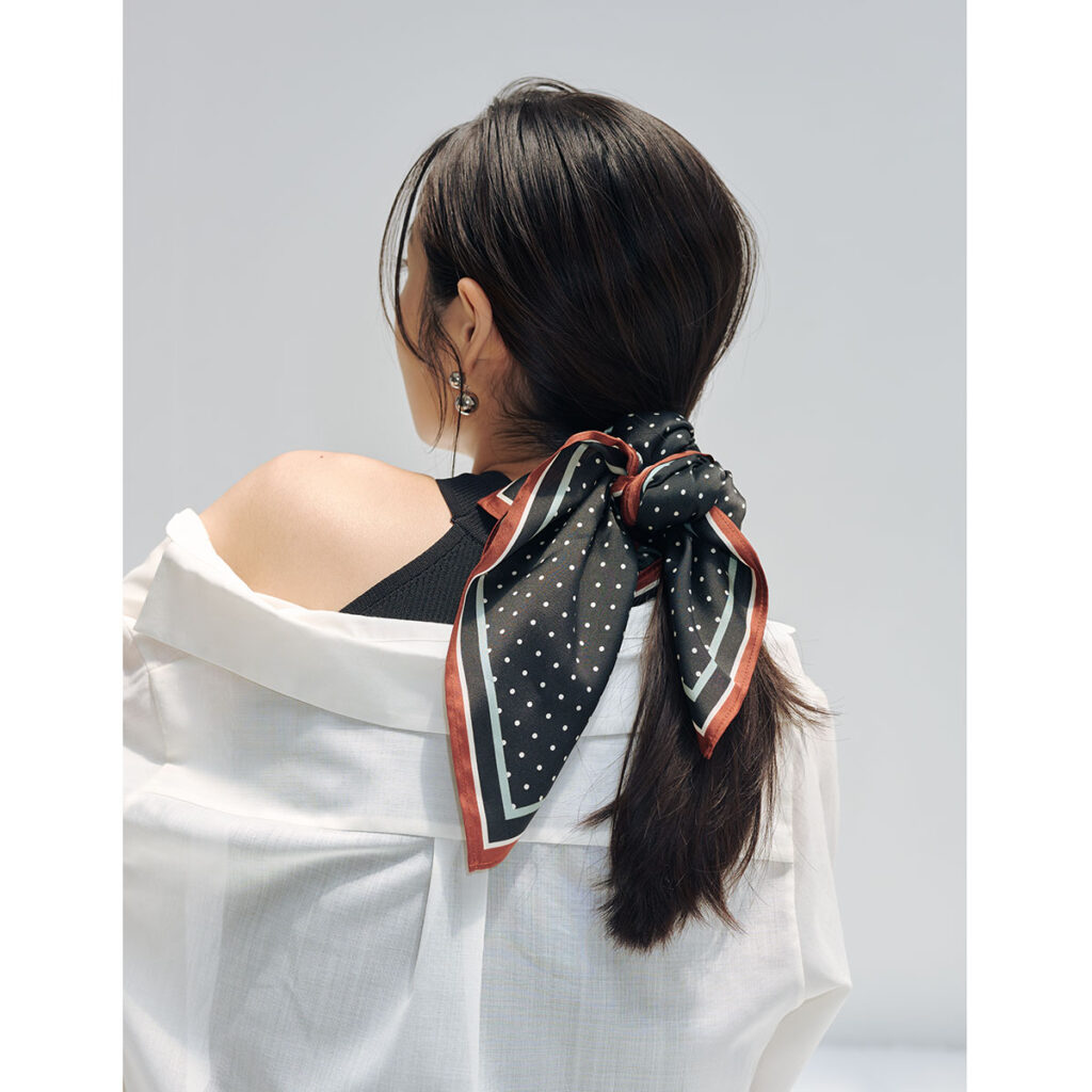 一つ結びのスカーフヘアアレンジ