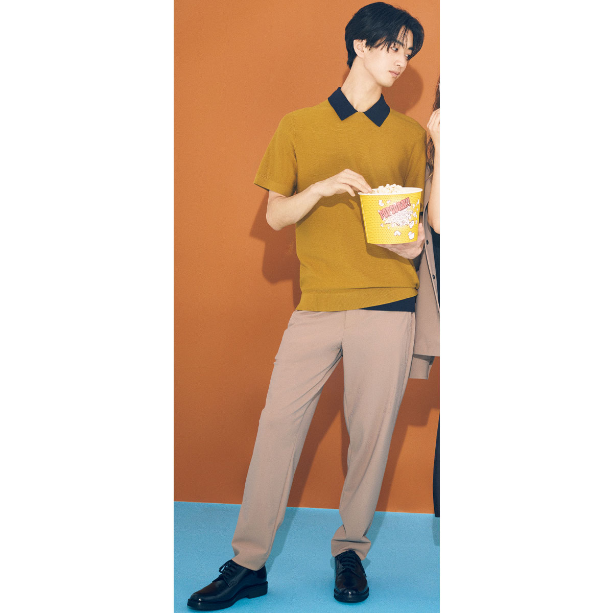 ポロセーターとセーターのレイヤードにベージュパンツのコーデ