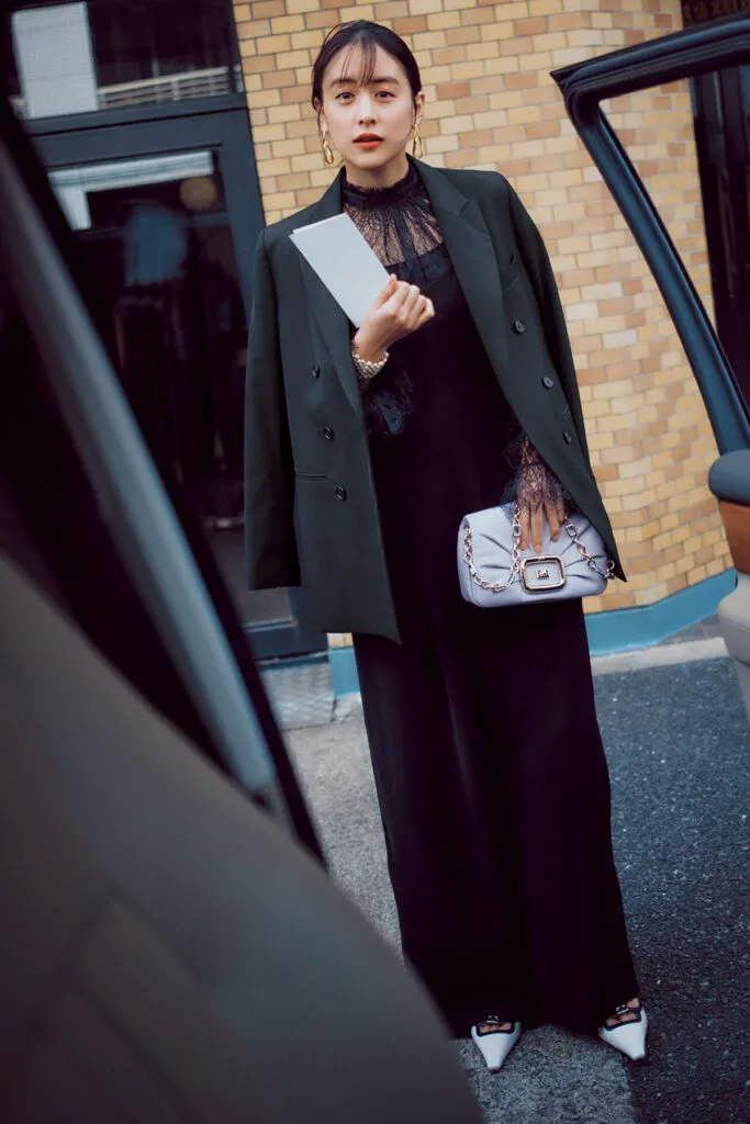 ジャケパンスタイルがクールな20代女性におすすめのお呼ばれコーデ