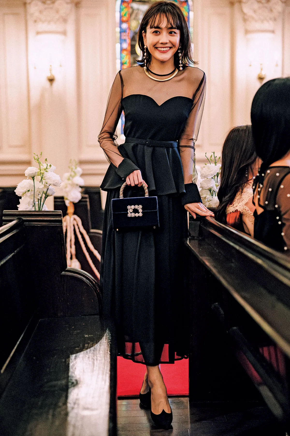 透け感のあるブラックワンピースを使った20代女性におすすめのお呼ばれコーデ