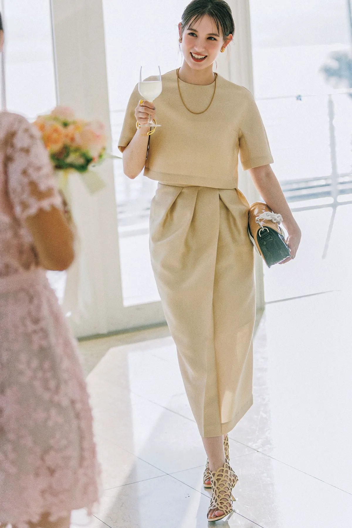 ベージュの上下セパレートを組み合わせた20代女性におすすめのお呼ばれコーデ