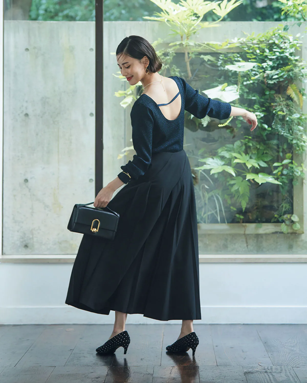 肌見せトップスにドラマティックスカートを組み合わせた20代におすすめな女性のお呼ばれコーデ