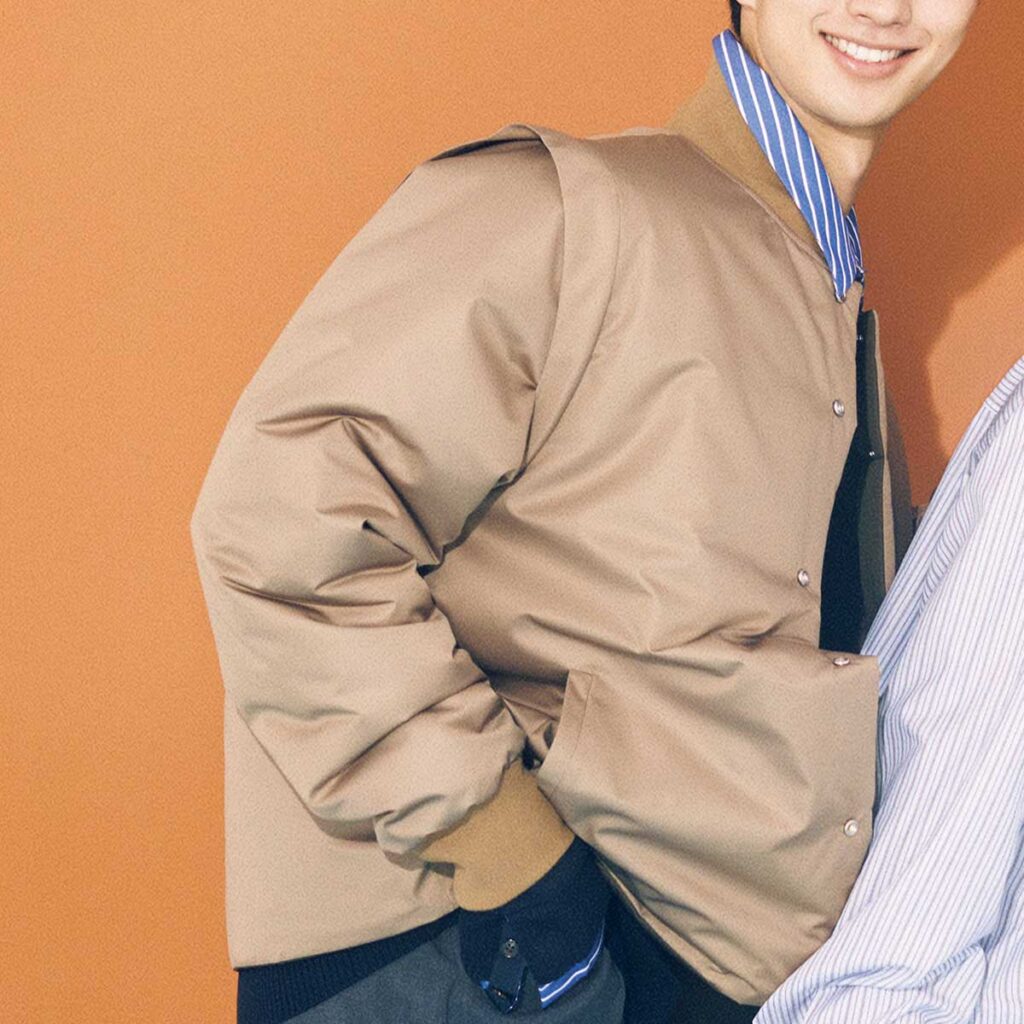 ベージュのリバーシブルブルゾン