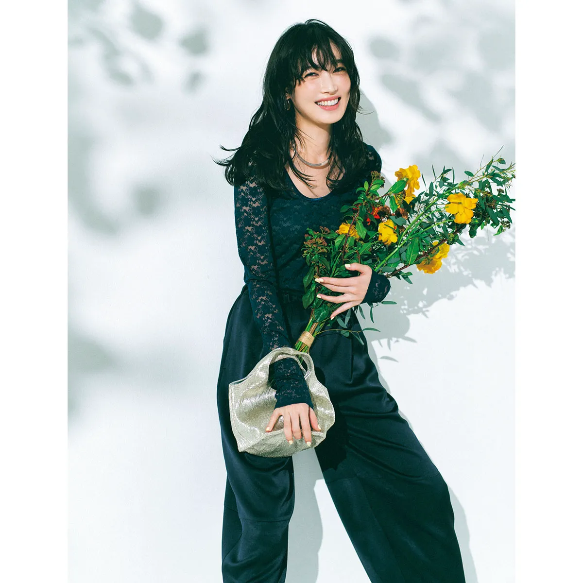 黒のレーストップスとサテンパンツを組み合わせた冬の結婚式参列にふさわしい服装