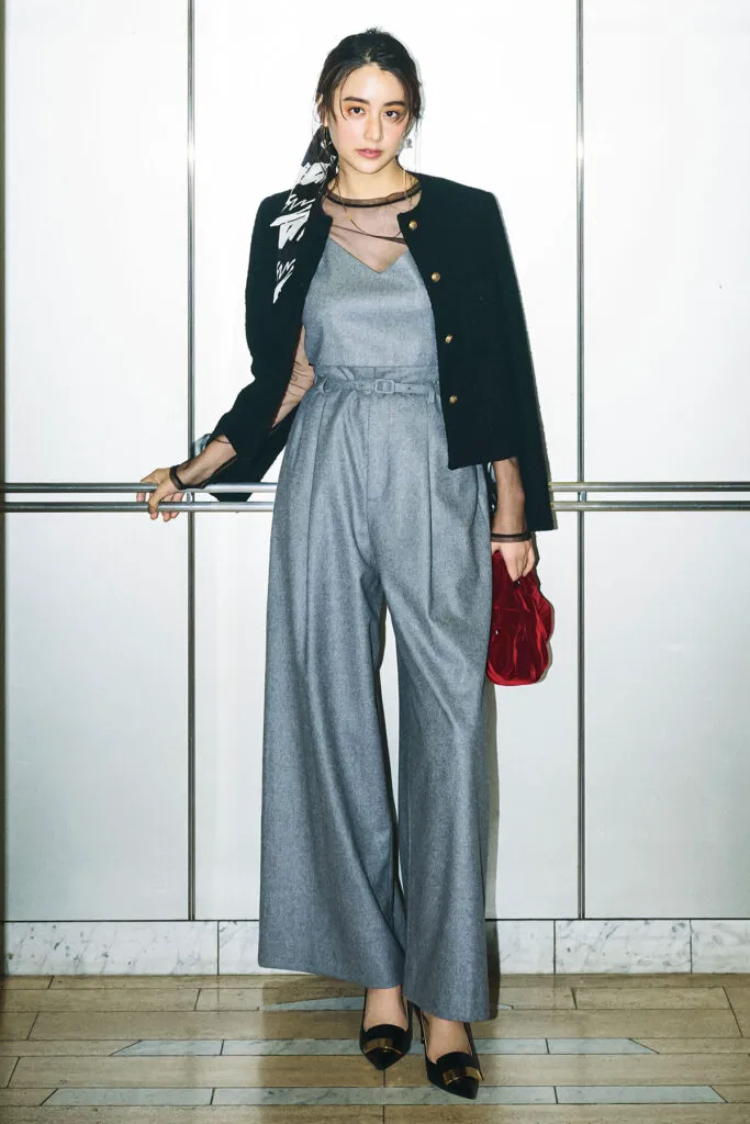 グレーパンツが主役の冬の結婚式参列にふさわしい服装